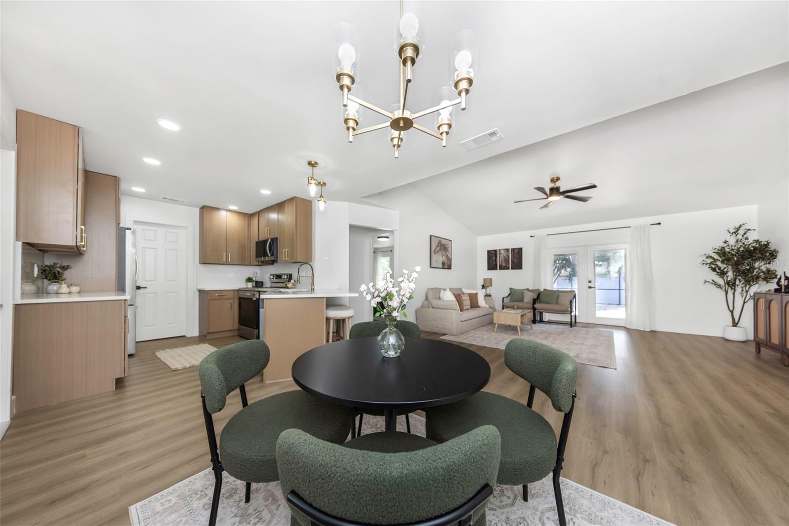 LAKES OF PINE RIDGE THE - Residential