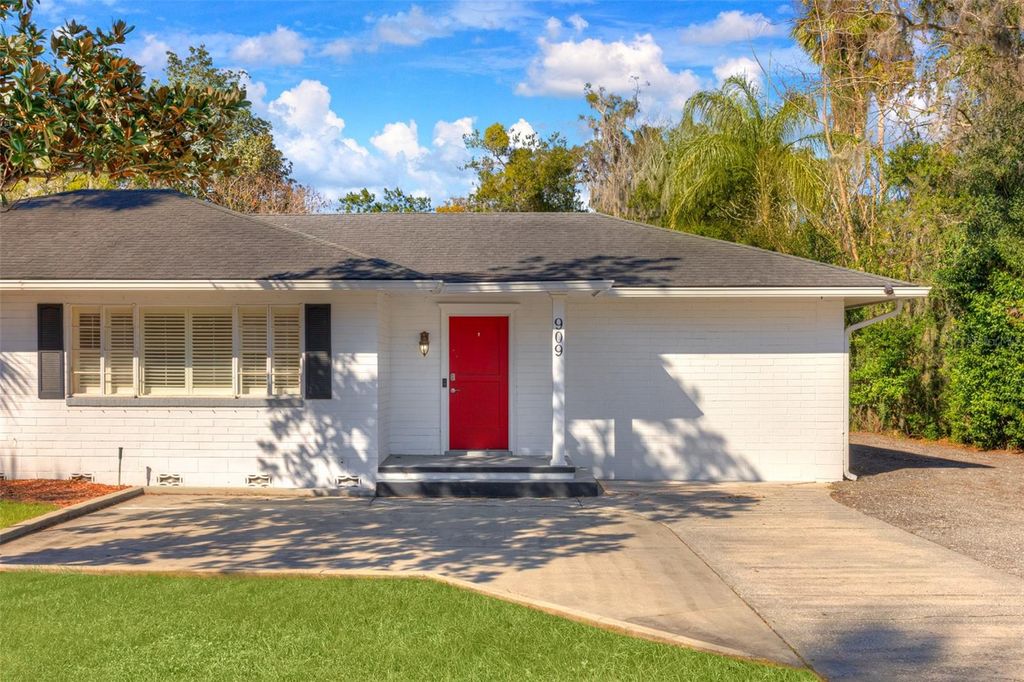 Photo of 909 W New York Avenue, Deland, FL 32720 (MLS # V4946194)
