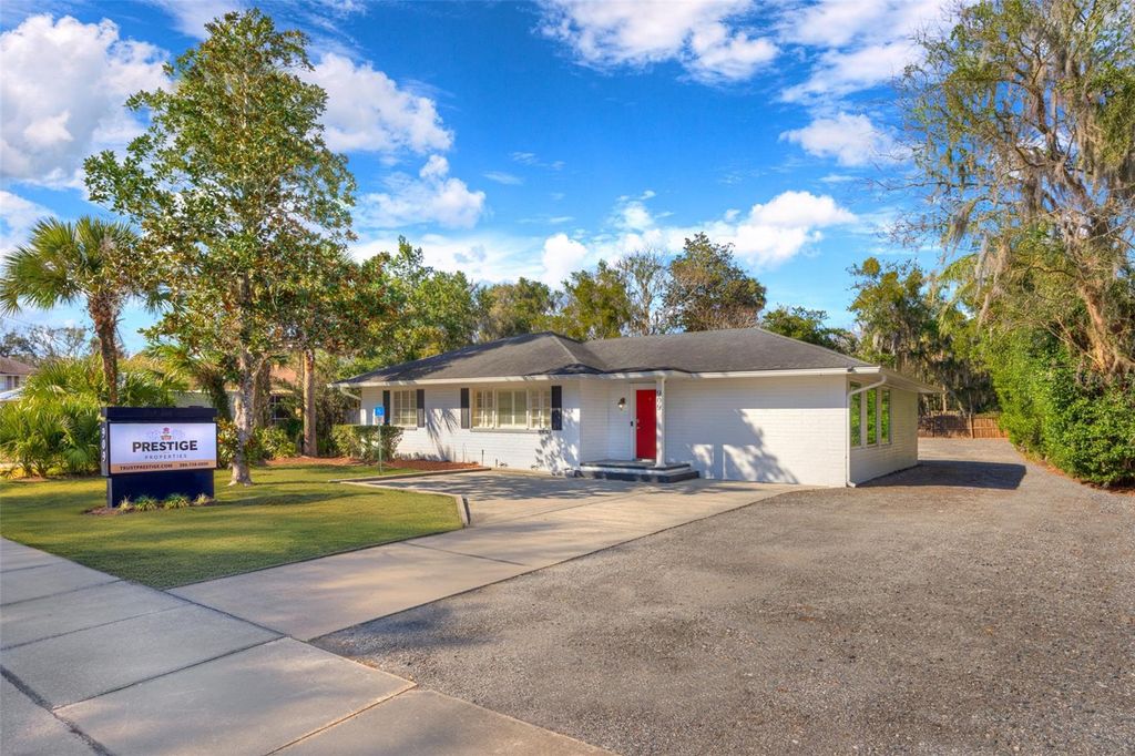 Photo of 909 W New York Avenue, Deland, FL 32720 (MLS # V4946194)