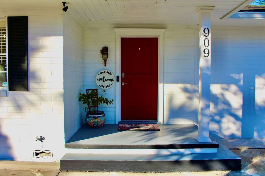 Photo of 909 W New York Avenue, Deland, FL 32720 (MLS # V4946194)