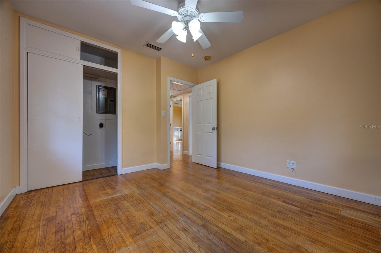 909 W NEW YORK AVENUE