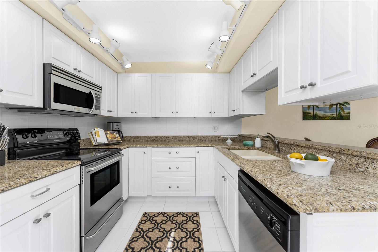 ADMIRALTY VILLAGE CONDO - Residential