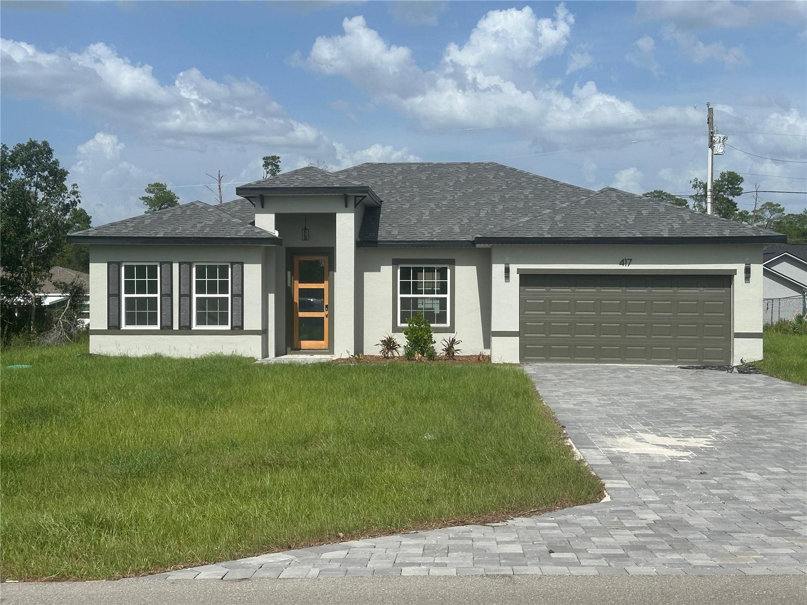 This brand-new house, located on UNIT 3 near the schools on a stunning in Marion Oaks, Ocala, represents an excellent opportunity for both living and investment!
Positioned on an exceptionally well-located lot, the property stands out with its modern style, offering 4 cozy bedrooms and 2 bathrooms. Its spacious open layout is perfect for hosting large family gatherings, complemented by a fully equipped kitchen with stainless steel appliances, including a stove, refrigerator, garbage disposal, dishwasher and microwave, as well as an island and ample cabinet space. Both the kitchen and bathrooms are adorned with beautiful quartz countertops, while the Luxury vinyl flooring throughout all rooms and living spaces ensures easy maintenance.
Schedule your visit today and discover the charm of living in a privileged location!