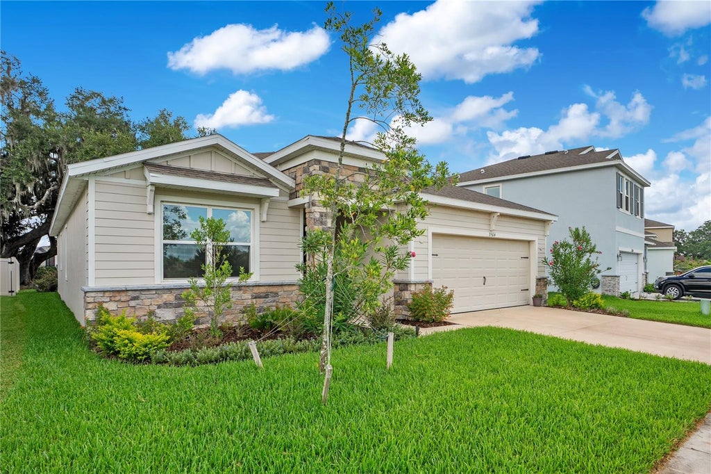 Photo of 3504 Crescent Peak Way, Plant City, FL 33565 (MLS # L4962660)