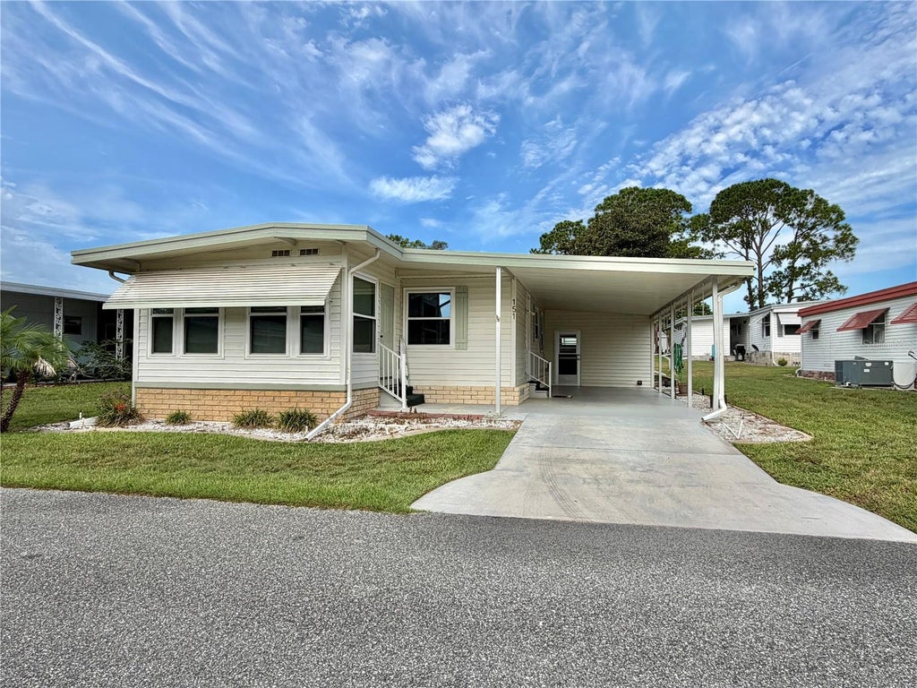 Photo of 151 Hibiscus Way, Leesburg, FL 34748 (MLS # G5116872)