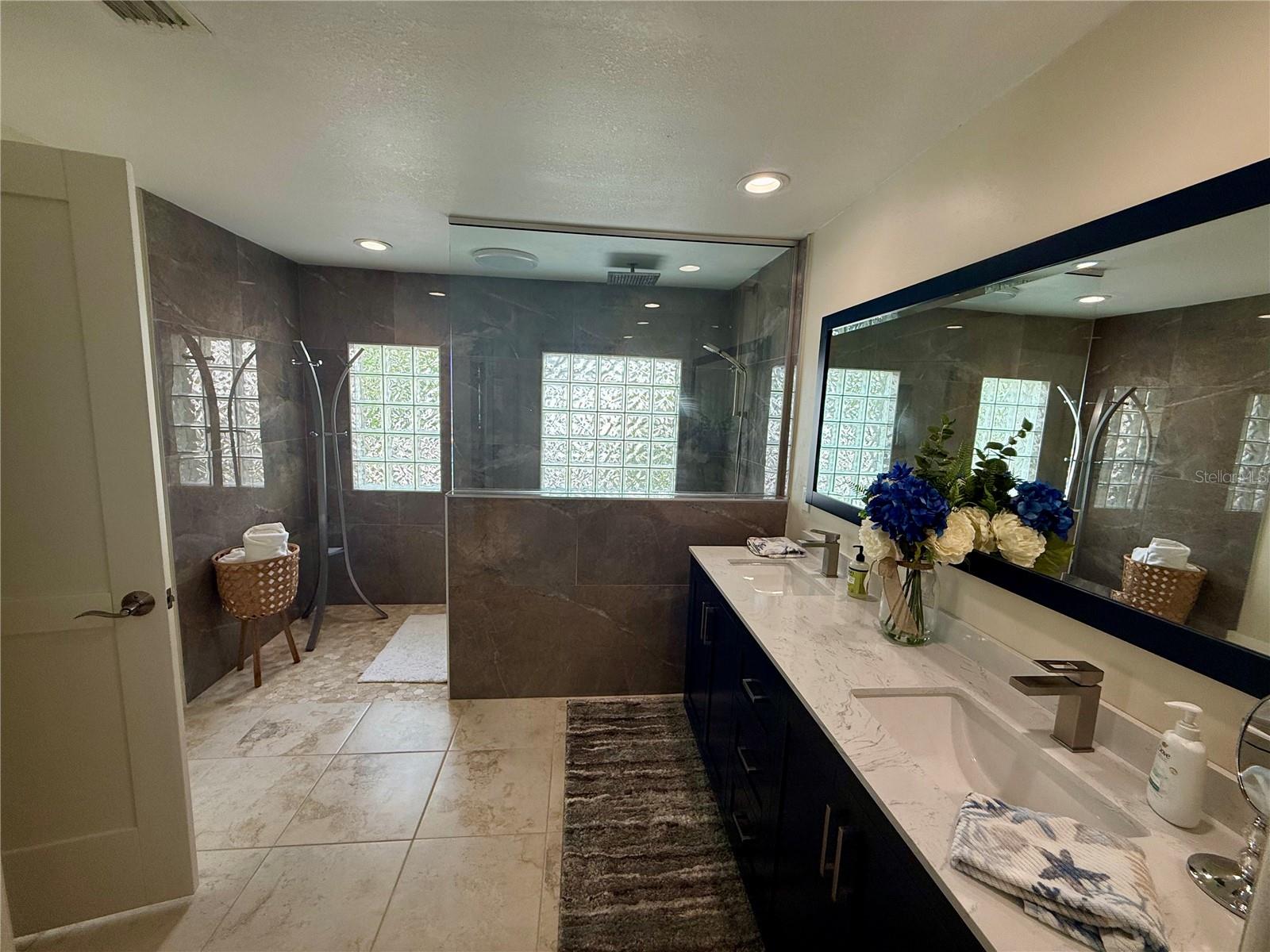 THREE PALMS POINT - Residential