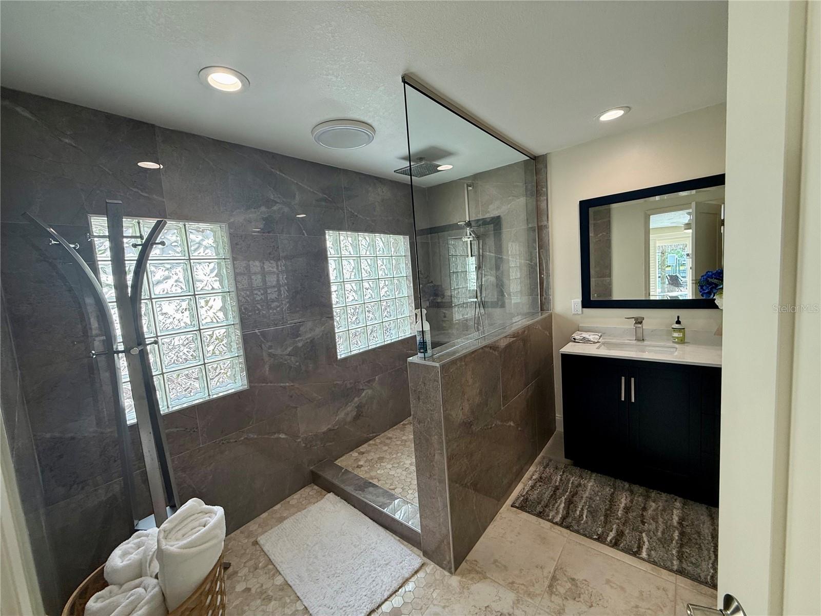 THREE PALMS POINT - Residential