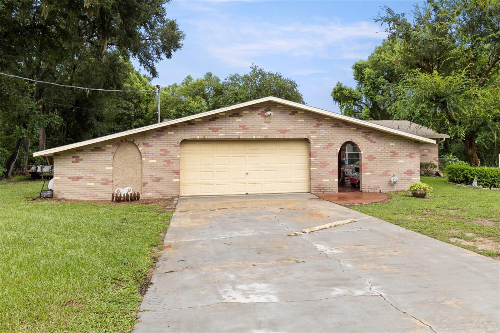 Motivated Seller! ***With seller approved offer, Seller will contribute 3% toward buyer closing cost with the use of seller’s preferred lender, and title company. *** Contact Listing agent for more details!
Charming 4 bed, 2 bath home with nearly 2,000 sq ft in a quiet Dade City neighborhood. Features an open layout, spacious kitchen, and a large yard perfect for relaxing or entertaining. Conveniently located near shops, dining, and major highways.
