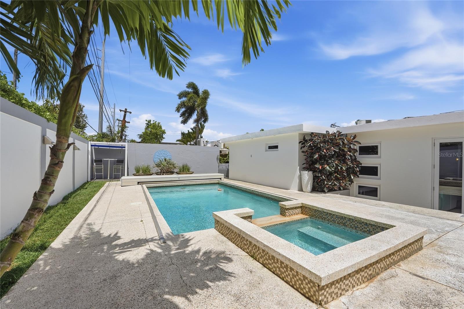EXT VILLA CAPARRA - Residential
