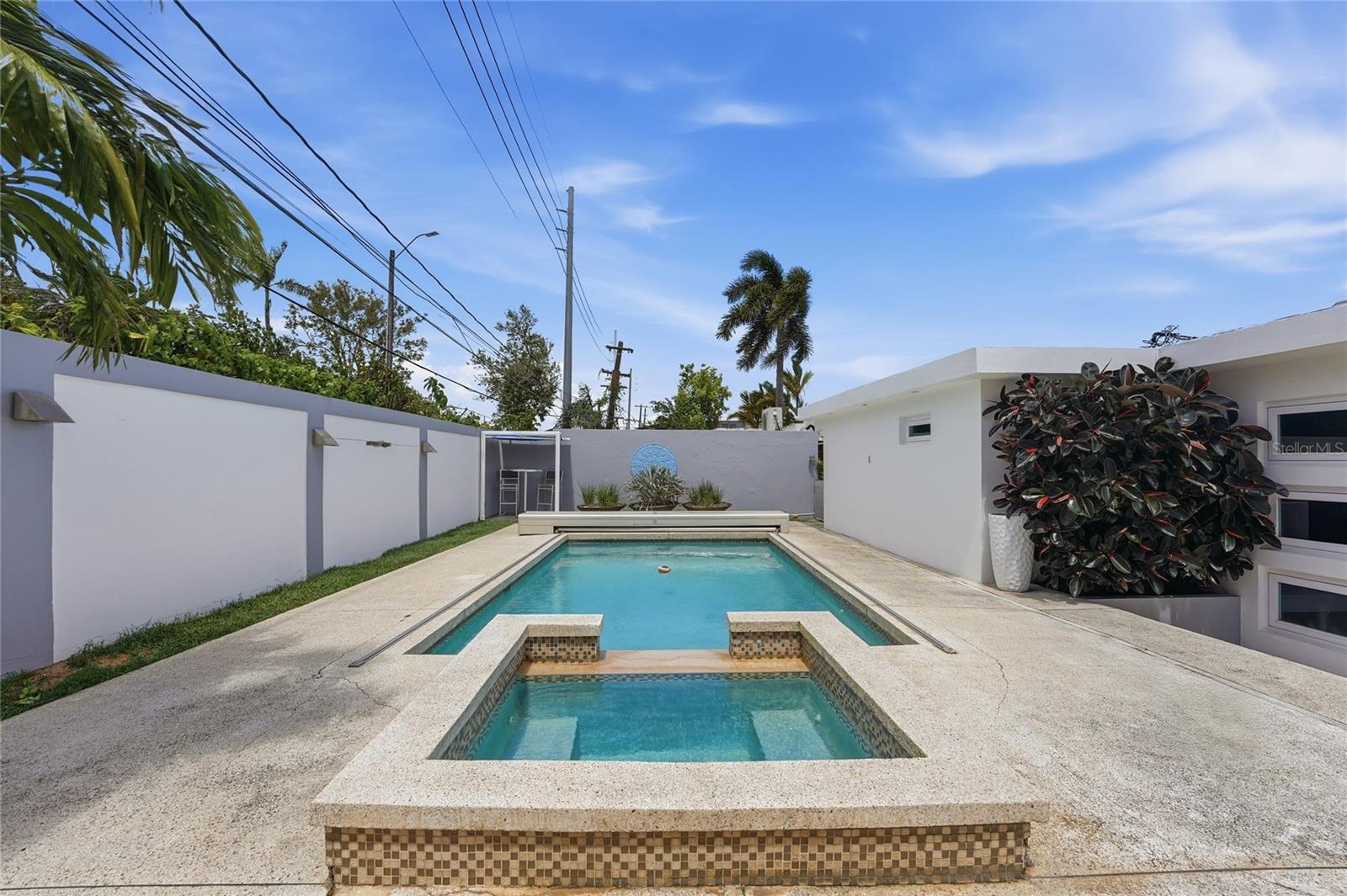 EXT VILLA CAPARRA - Residential