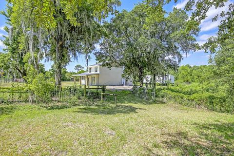 A home in LAKELAND