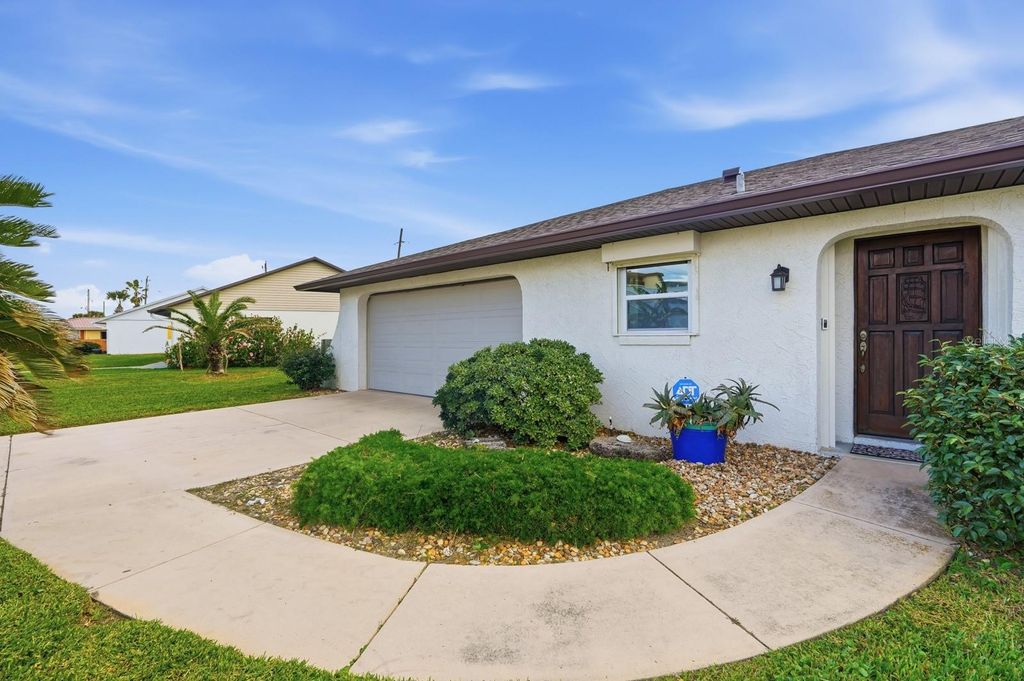 Photo of 33 Ocean Breeze Circle, Ormond Beach, FL 32176 (MLS # V4946088)