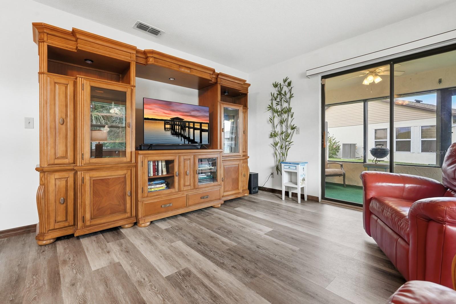 OCEAN BREEZE CIRCLE - Residential