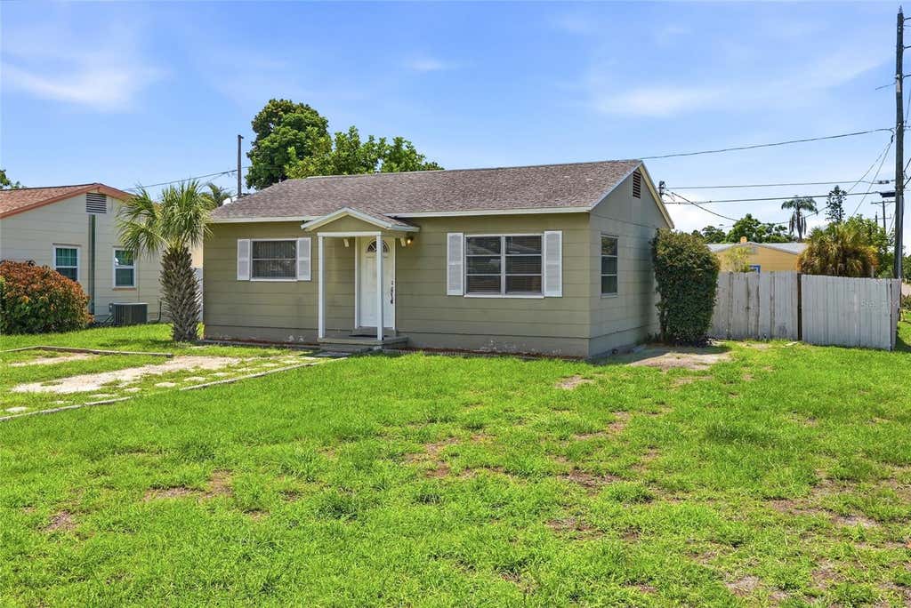 Photo of 701 59th Street S, Gulfport, FL 33707 (MLS # TB8537421)