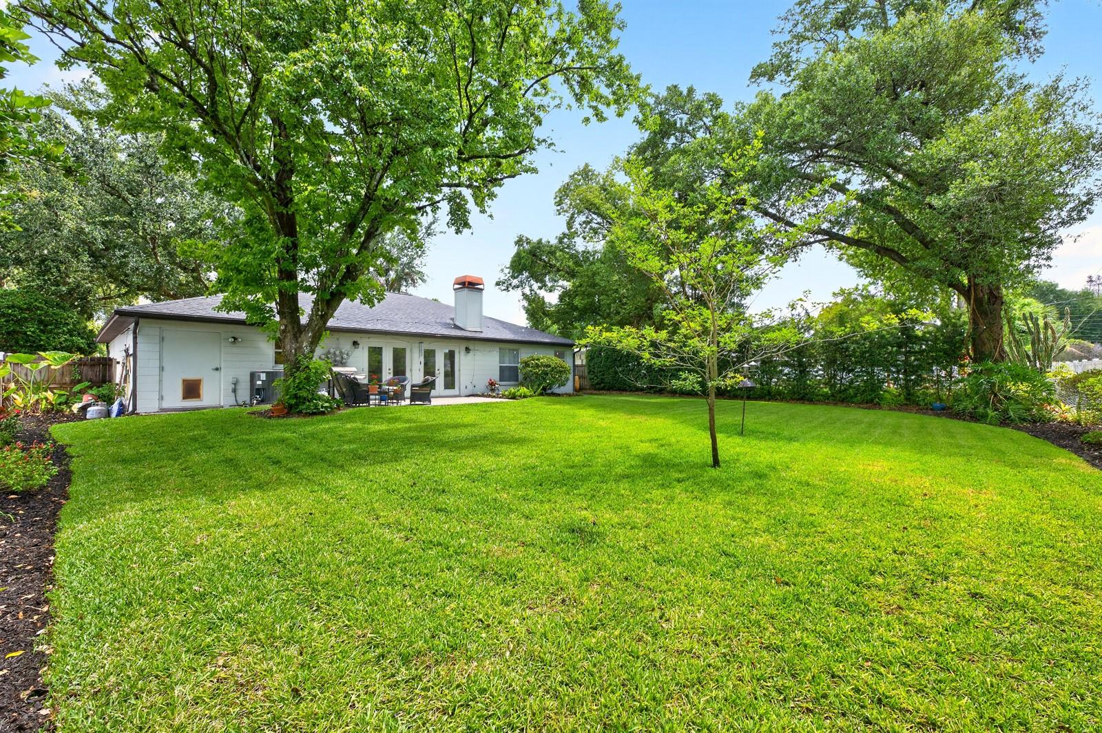 COMO MANOR - Residential