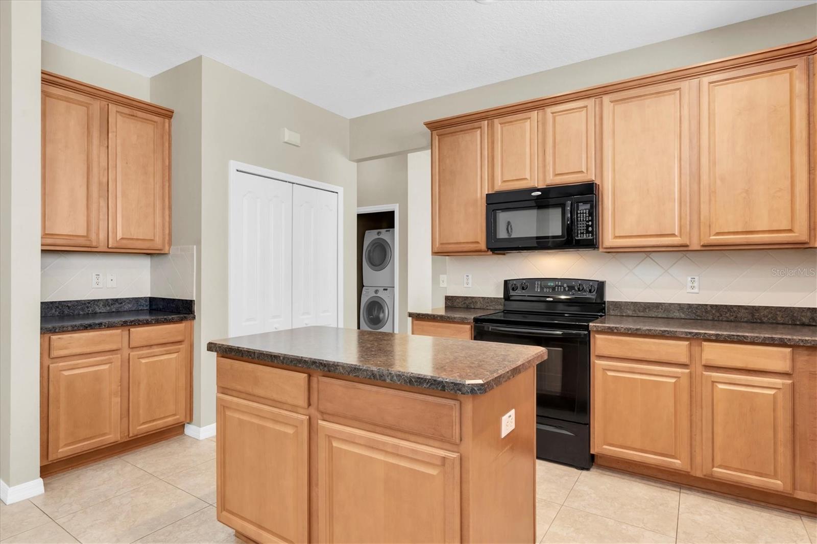 COLONY LAKES - Residential