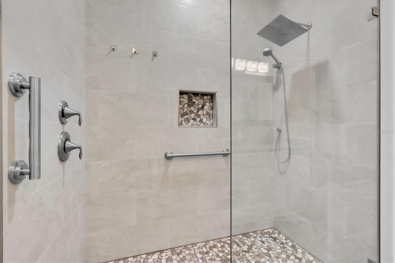 COLONY LAKES - Residential