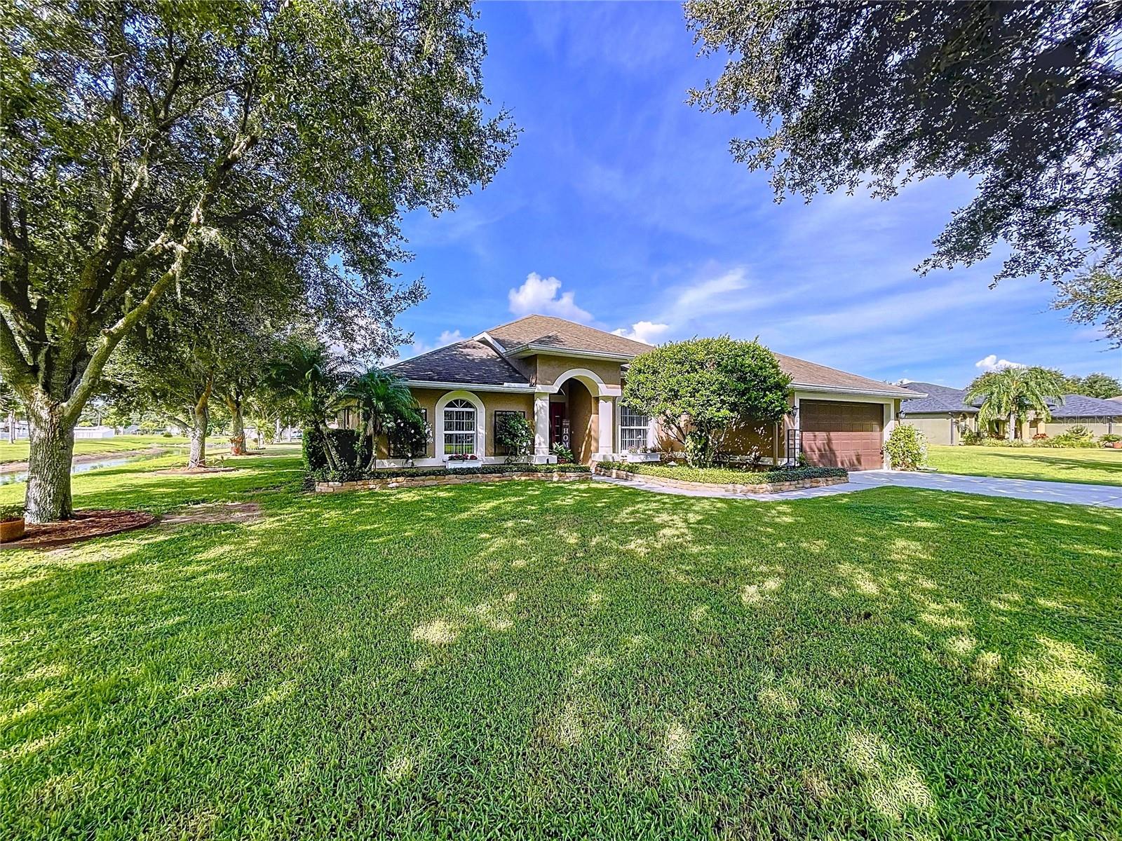 This comfortable single-story home, built in 2011, offers 3 bedrooms, 2 bathrooms, and approximately 1,850 sq ft of living space. Set on a generous 1.02-acre lot, it blends countryside tranquility with modern conveniences—ideal for families or investors seeking acreage with low maintenance and spacious layout.
Key Features
Bedrooms / Baths: 4 beds, 2 full baths
Living Space / Lot: ~1,850 sq ft on ~1.02 acres
Interior Highlights: Open plan living and dining areas with 10-ft ceilings. Kitchen features granite countertops, stainless steel appliances, granite breakfast nook. Separate den/study ideal for office or flex space. Master suite features dual sinks, a walk-in shower, a garden tub, and a walk-in closet.
Construction & Systems
Foamed-in-place concrete block construction for enhanced insulation
Architectural shingle roof
Central HVAC and electric water heater
Two-car attached garage plus additional covered parking/driveway