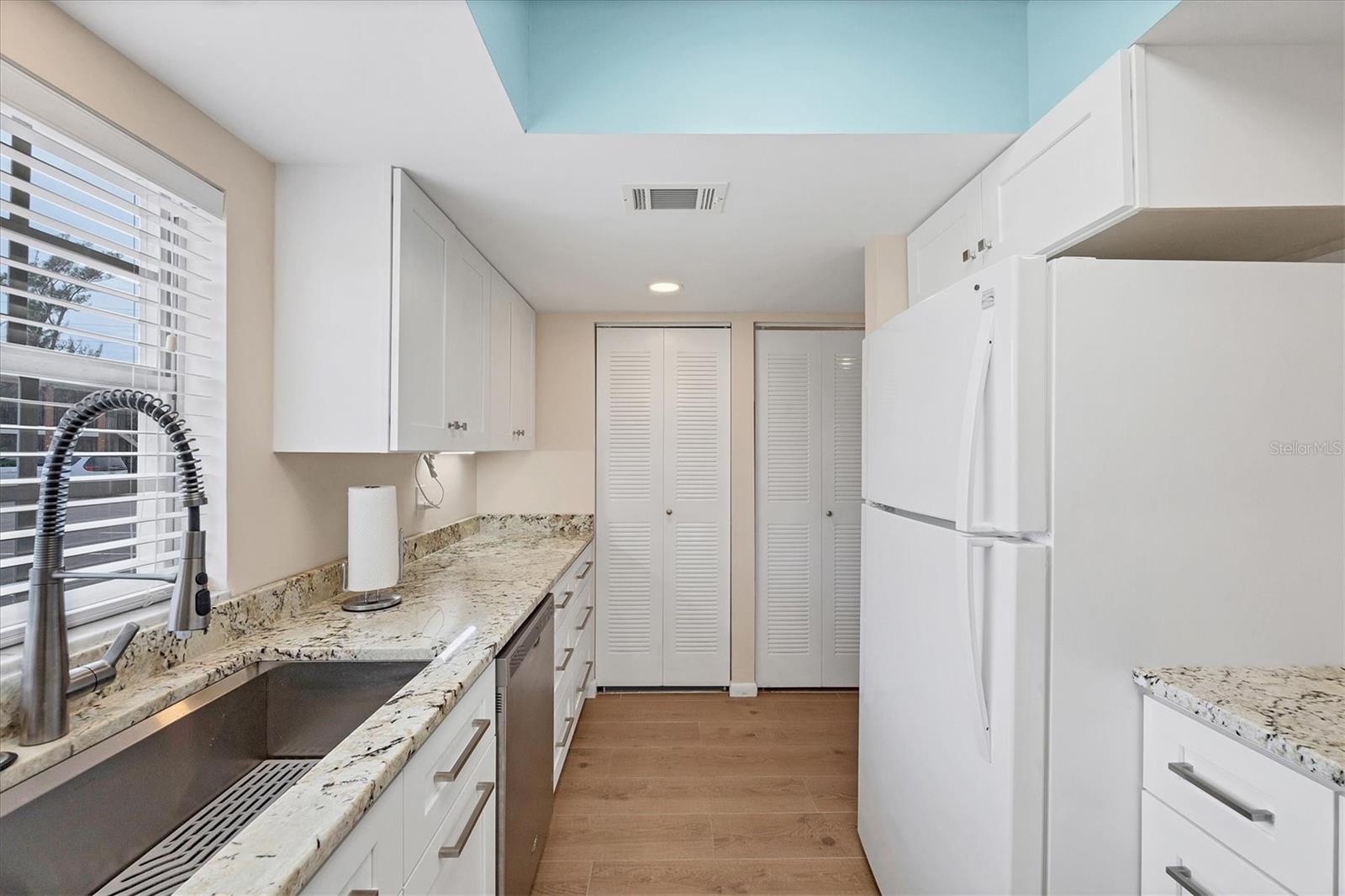 PALM MANOR PH 02 - Residential