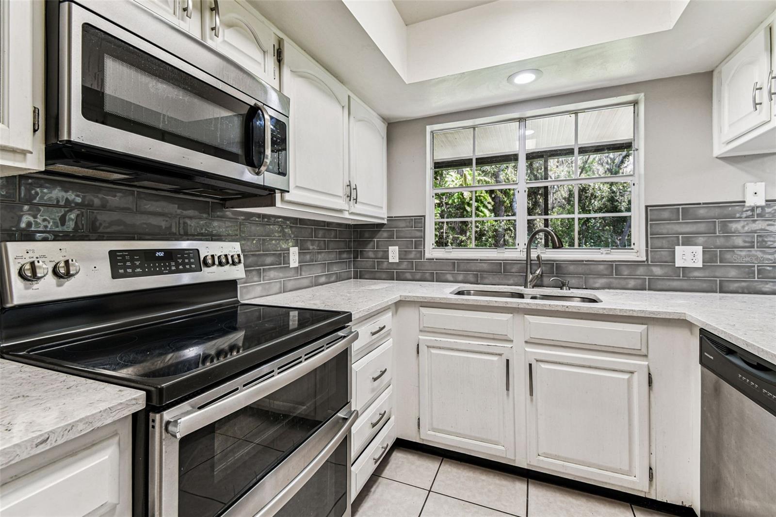 PINE GROVE CONDO AT BLOOMINGDALE - Residential