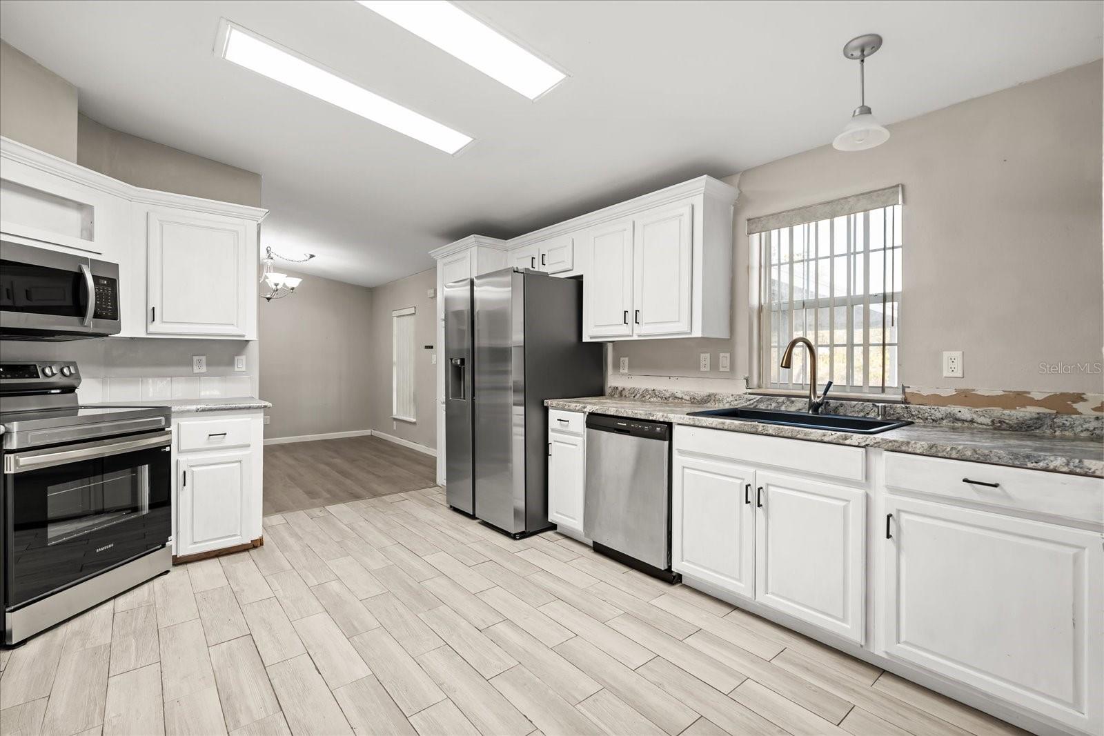 WALK IN WATER LAKE ESTATES PH 05 - Residential