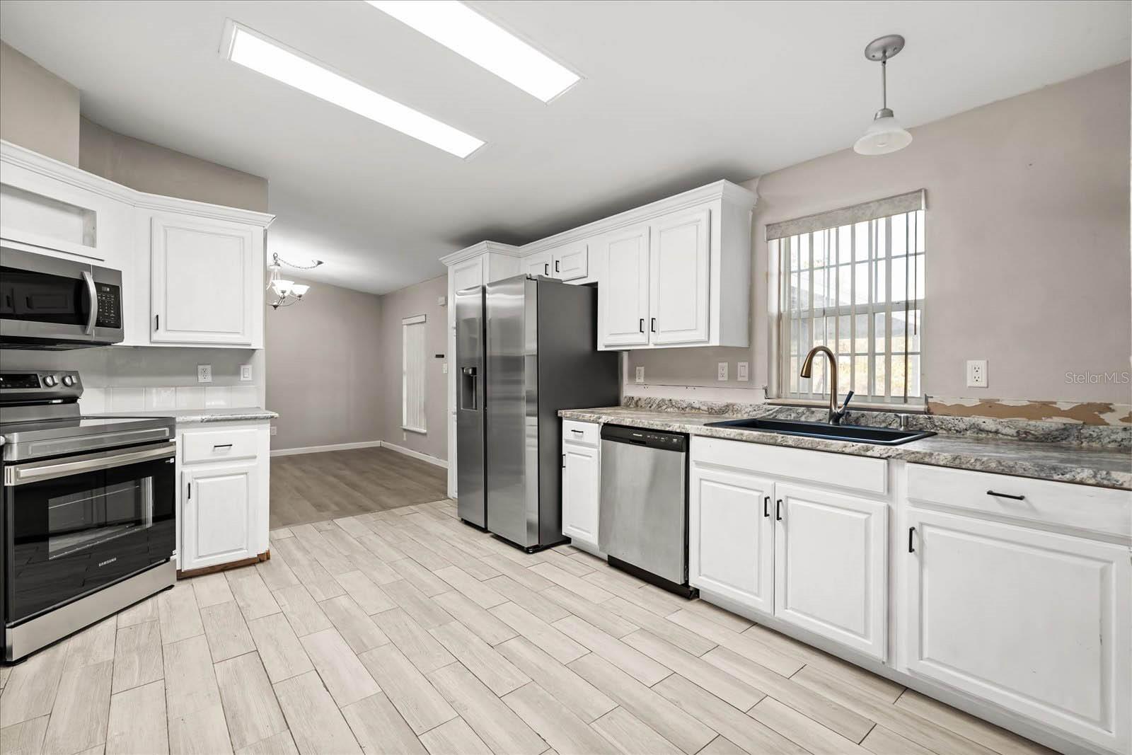 WALK IN WATER LAKE ESTATES PH 05 - Residential