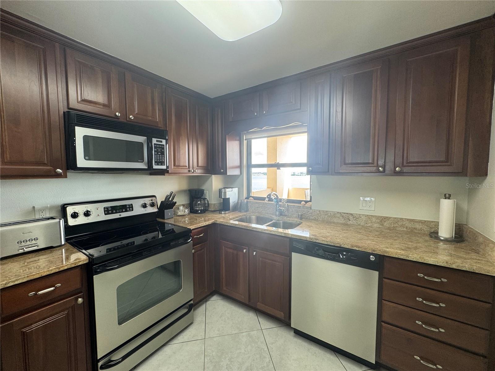 HARBOUR LIGHT TOWERS CONDO - Residential