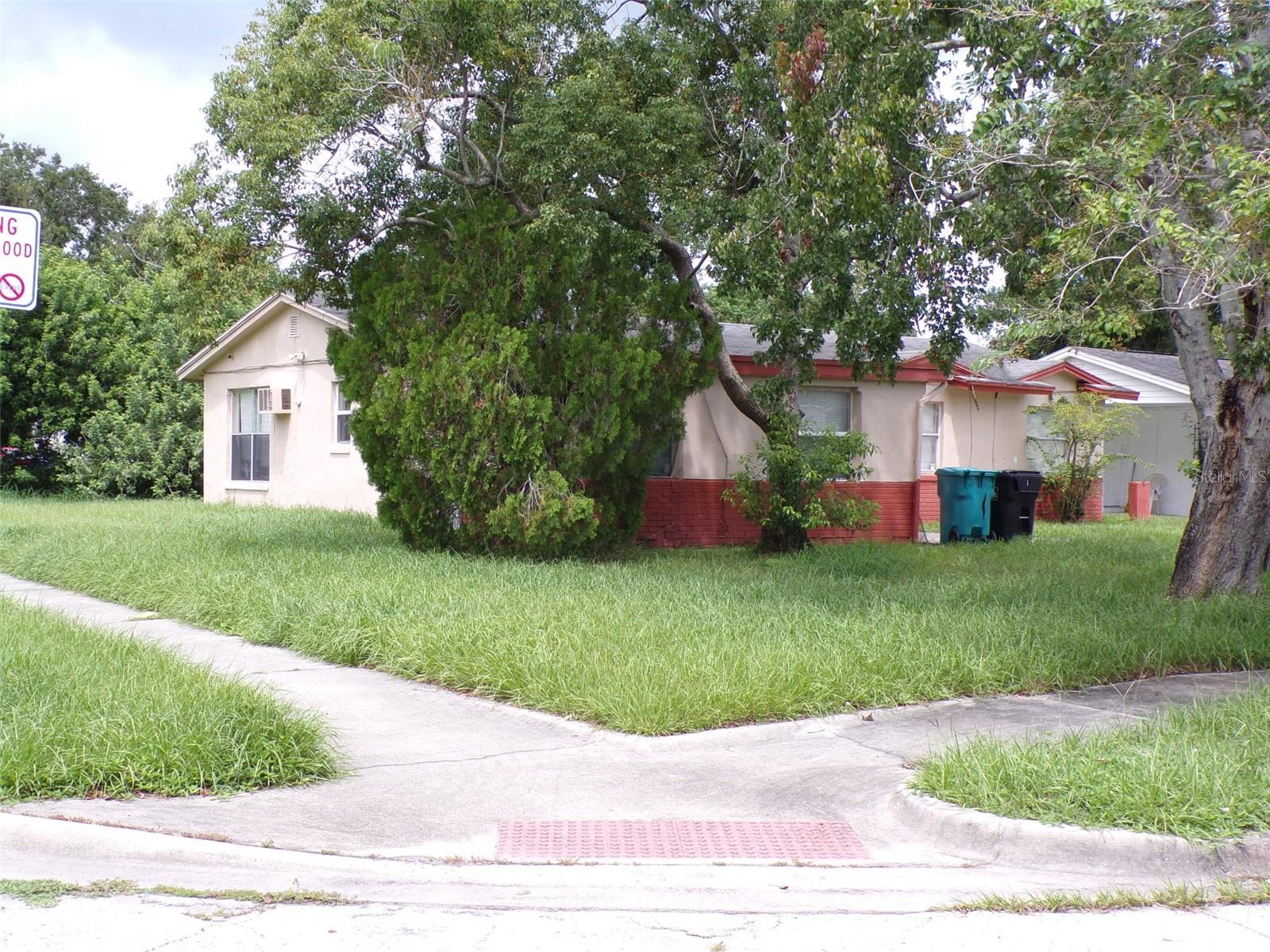 Investor Alert priced to give you a return on your investment. 4 bedroom 2 bath This is a true as is property and priced for the condition of unit leaving you room to rehab flip or DWI to live in. Great location close to main HWY, Shopping, Down Town, Hospitals, Restaurants, Parks, and more. Don't miss the oppurunity to get into the Orlando market, while you can!