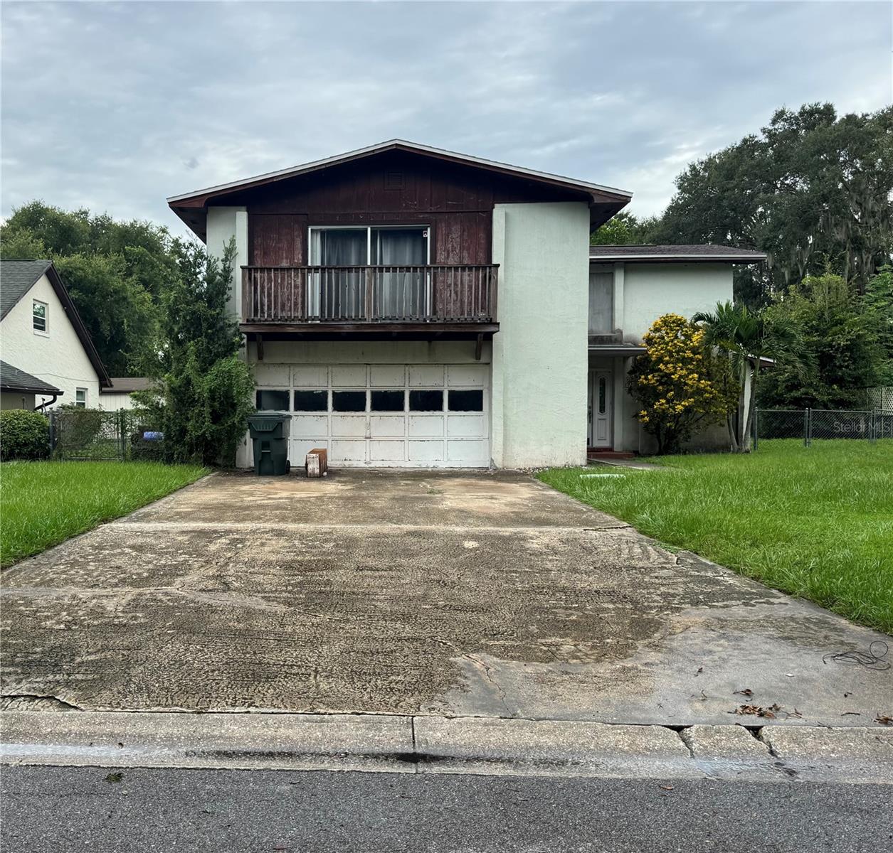 Handy-Man Special – This 4 bedroom, 2.5 bath home is a blank canvas waiting for your vision. Located in Kissimmee in a neighborhood with no HOA, close to schools and major highways.
Inside you will find a functional layout with plenty of space for a growing family. The main floor features a spacious living room, kitchen, and half bath while the second story features 4 bedrooms and two full bathrooms that have been newly renovated.
This property is being SOLD AS-IS.