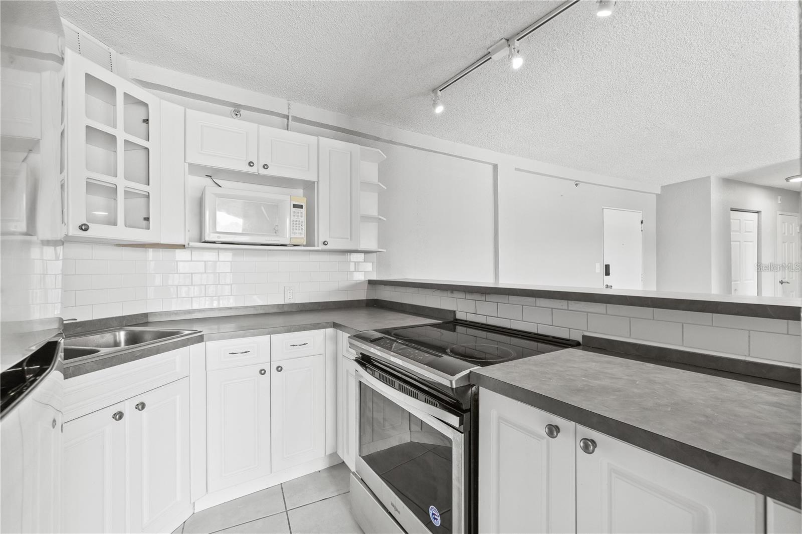 WAVE THE CONDO - Residential Lease