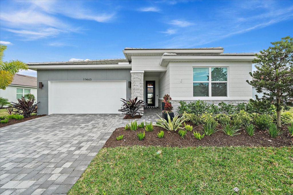 Photo of 11463 Myakka Blue Drive, Venice, FL 34293 (MLS # N6142342)