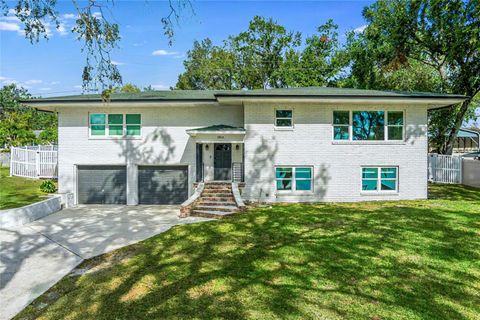 A home in AUBURNDALE