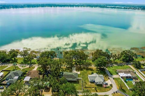 A home in AUBURNDALE