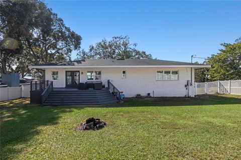 A home in AUBURNDALE