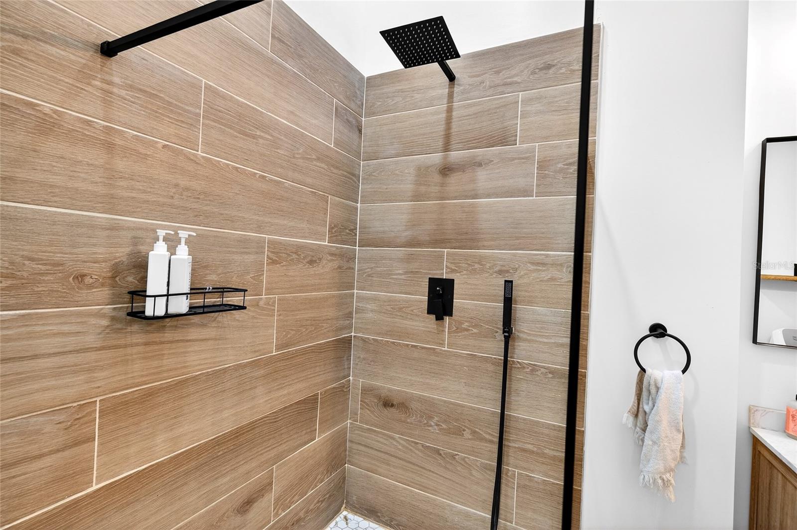 FAR POINT FARMS - Residential