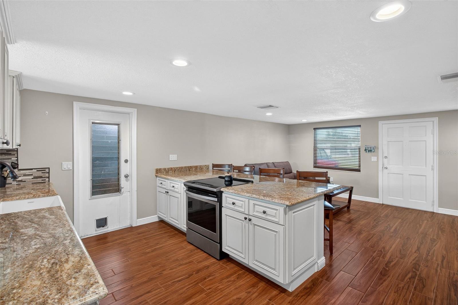 COLONIAL HILLS - Residential