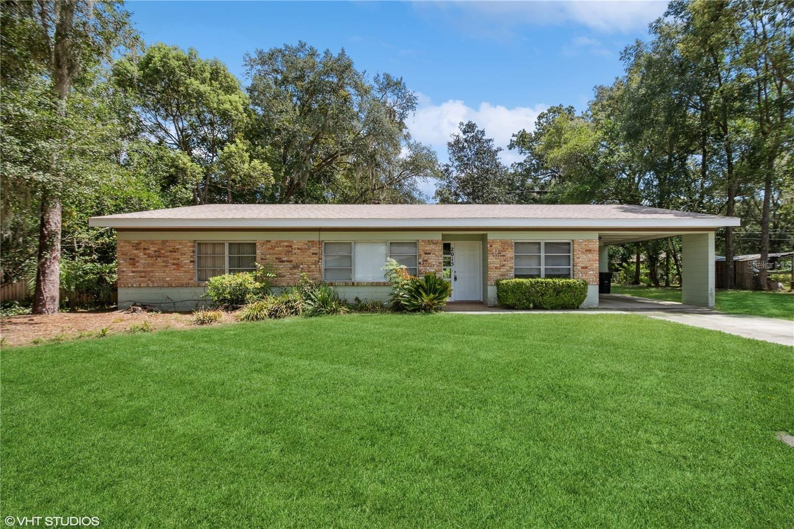Beautiful home in central NW area of town and just minutes from Publix/Fresh Market, schools, restaurants, and few minutes to the business corridor of 43rd St. Well-kept block home with a NEW ROOF for more efficient utility consumption! The home has ceramic tiles throughout. The kitchen has newer stainless-steel appliances. There is a workshop or storage room to the back of the carport. Double sliding glass doors lead to the spacious and well-kept back yard that has chain link fencing. Over 1600 sq ft! Quick drive to the University of Florida and major hospitals! Can't beat this location!
**This is a sublease and the initial lease would expire June 30th, 2026.