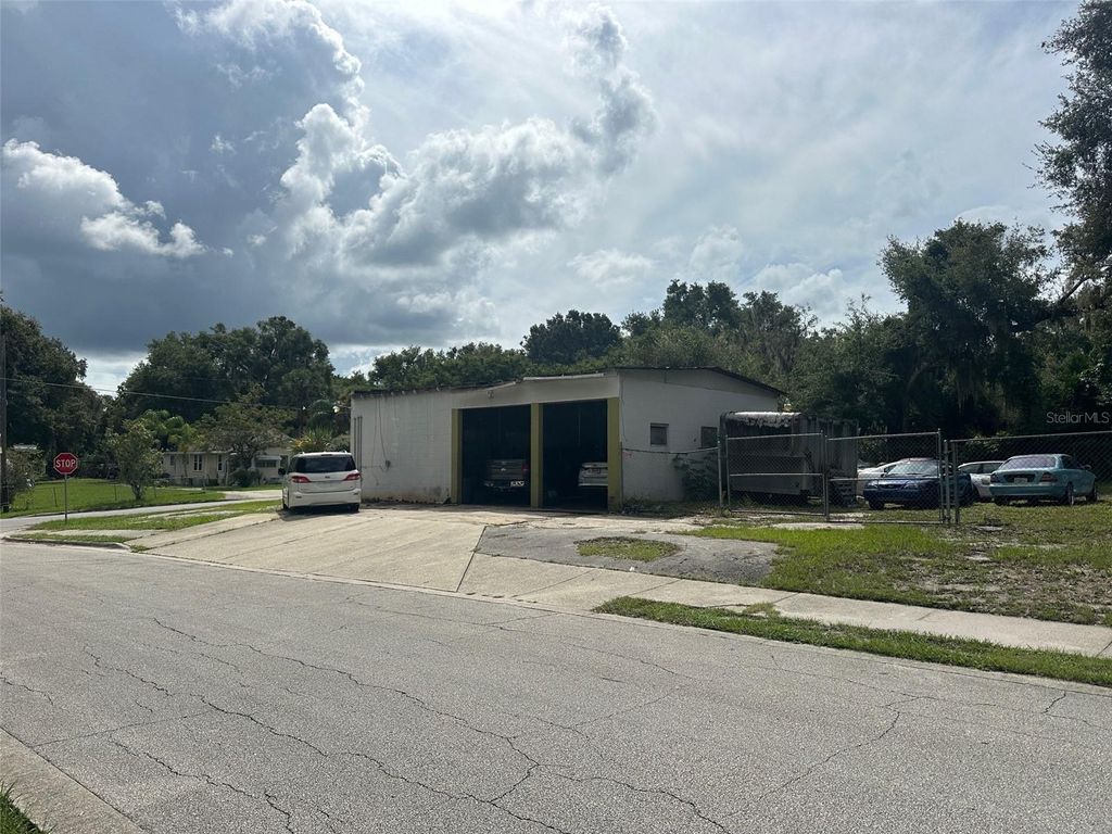 Photo of 800 S Adelle Avenue, Deland, FL 32720 (MLS # V4945249)