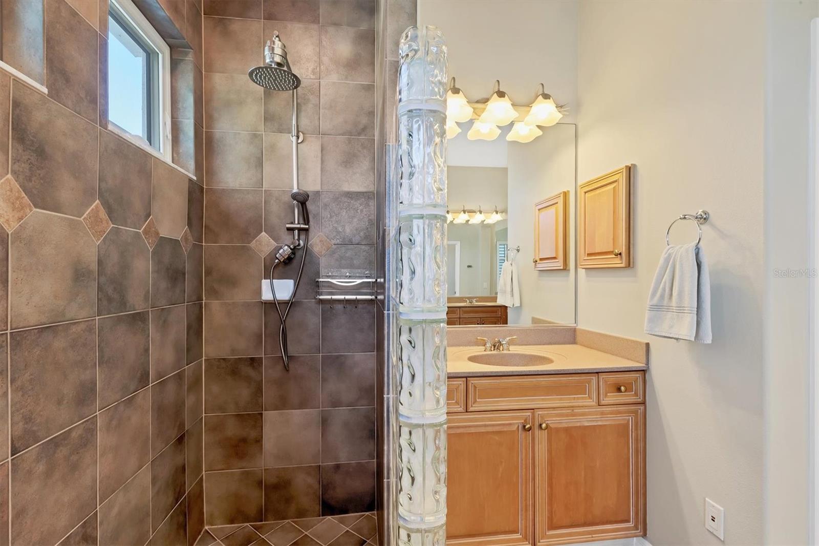 SHORE OAKS - Residential