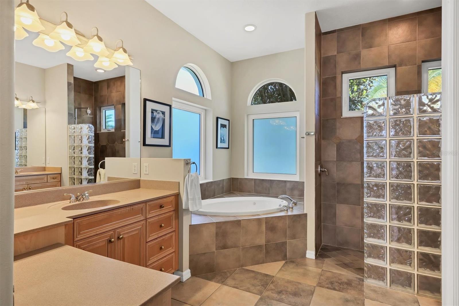 SHORE OAKS - Residential