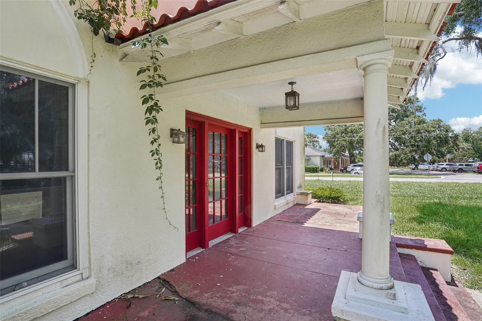 302 E OAKLAND AVENUE