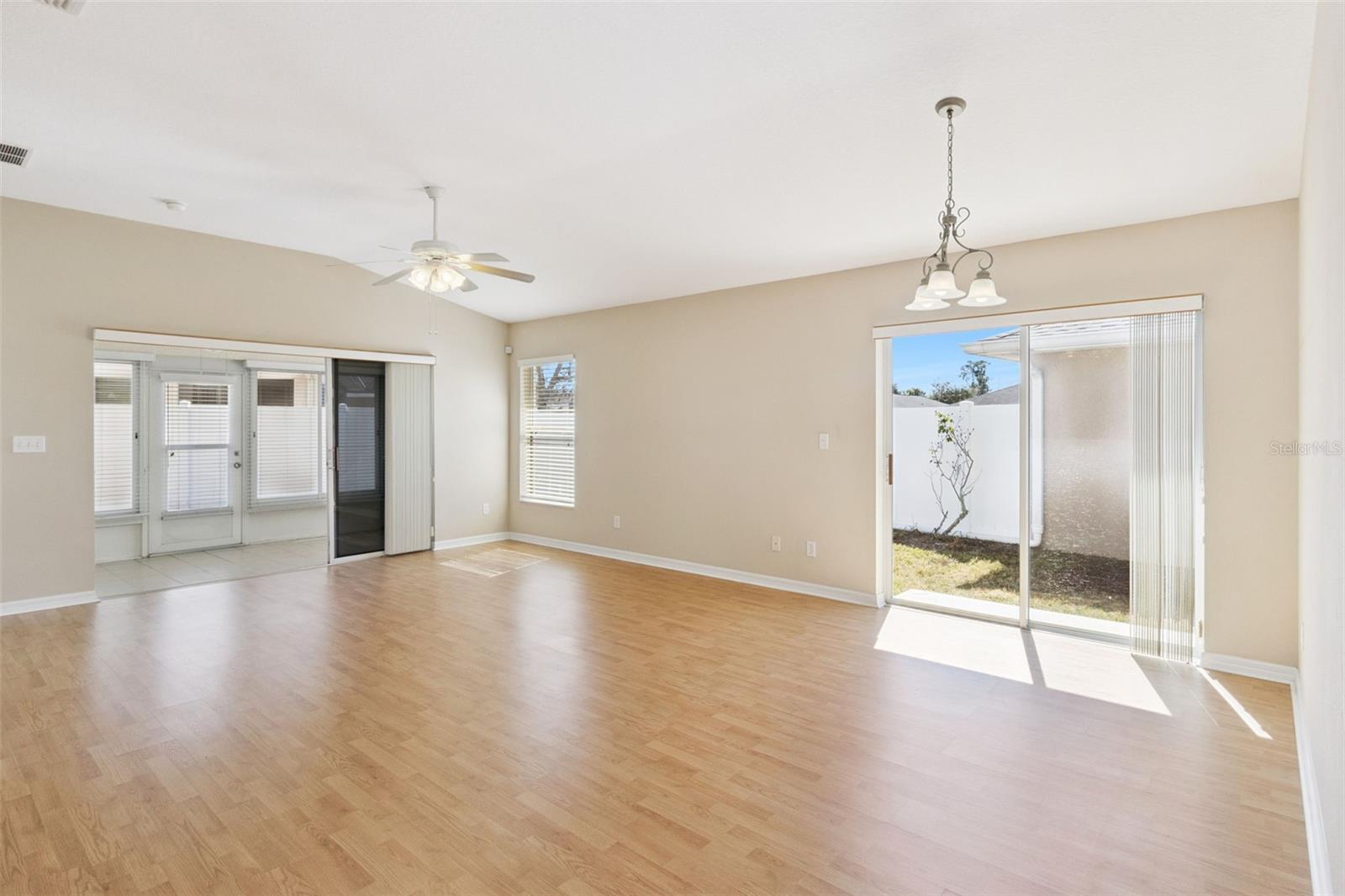 TRADITIONS PH 01 - Residential