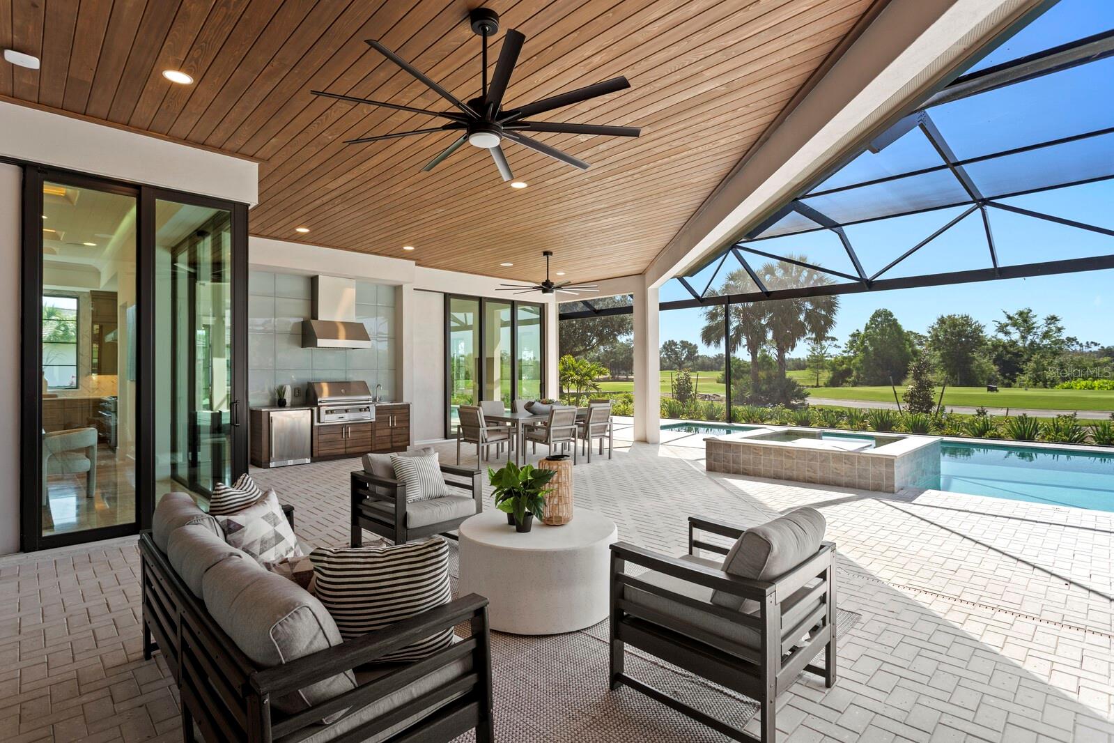 FOUNDERS CLUB - Residential