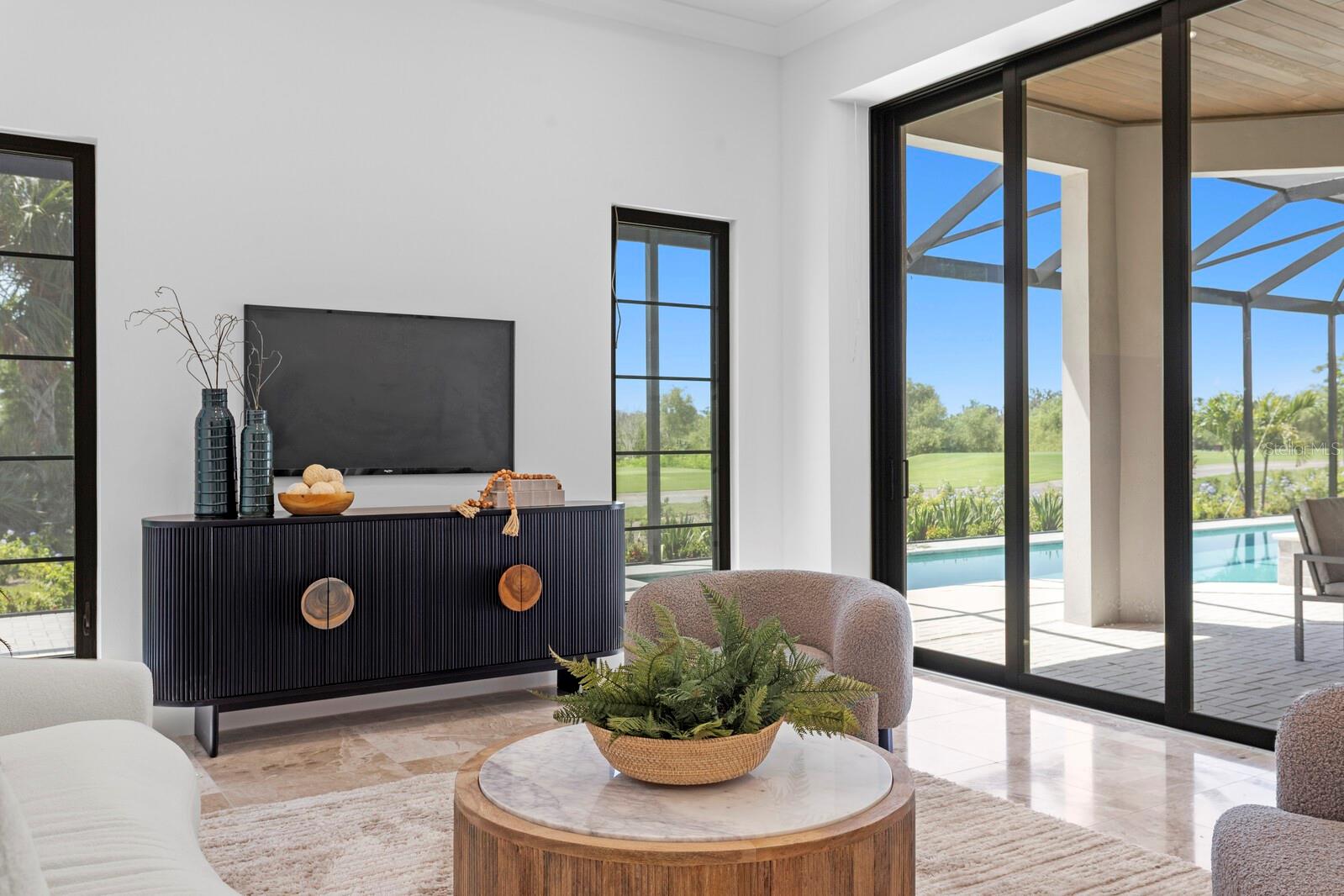 FOUNDERS CLUB - Residential