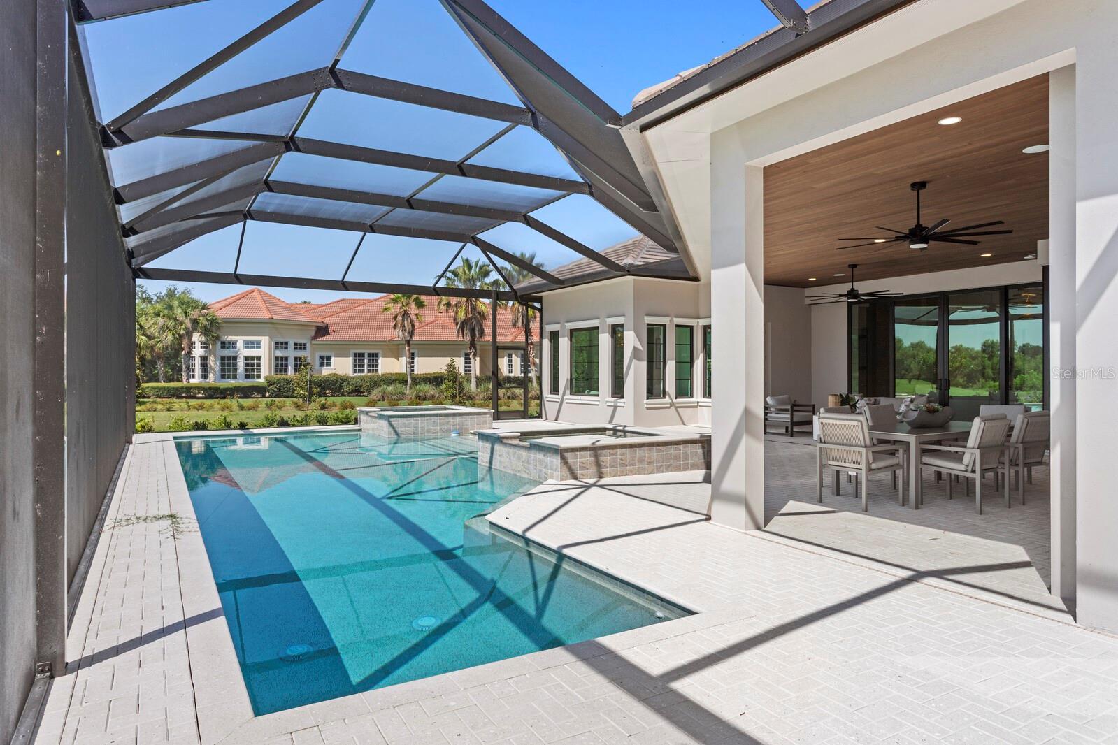 FOUNDERS CLUB - Residential