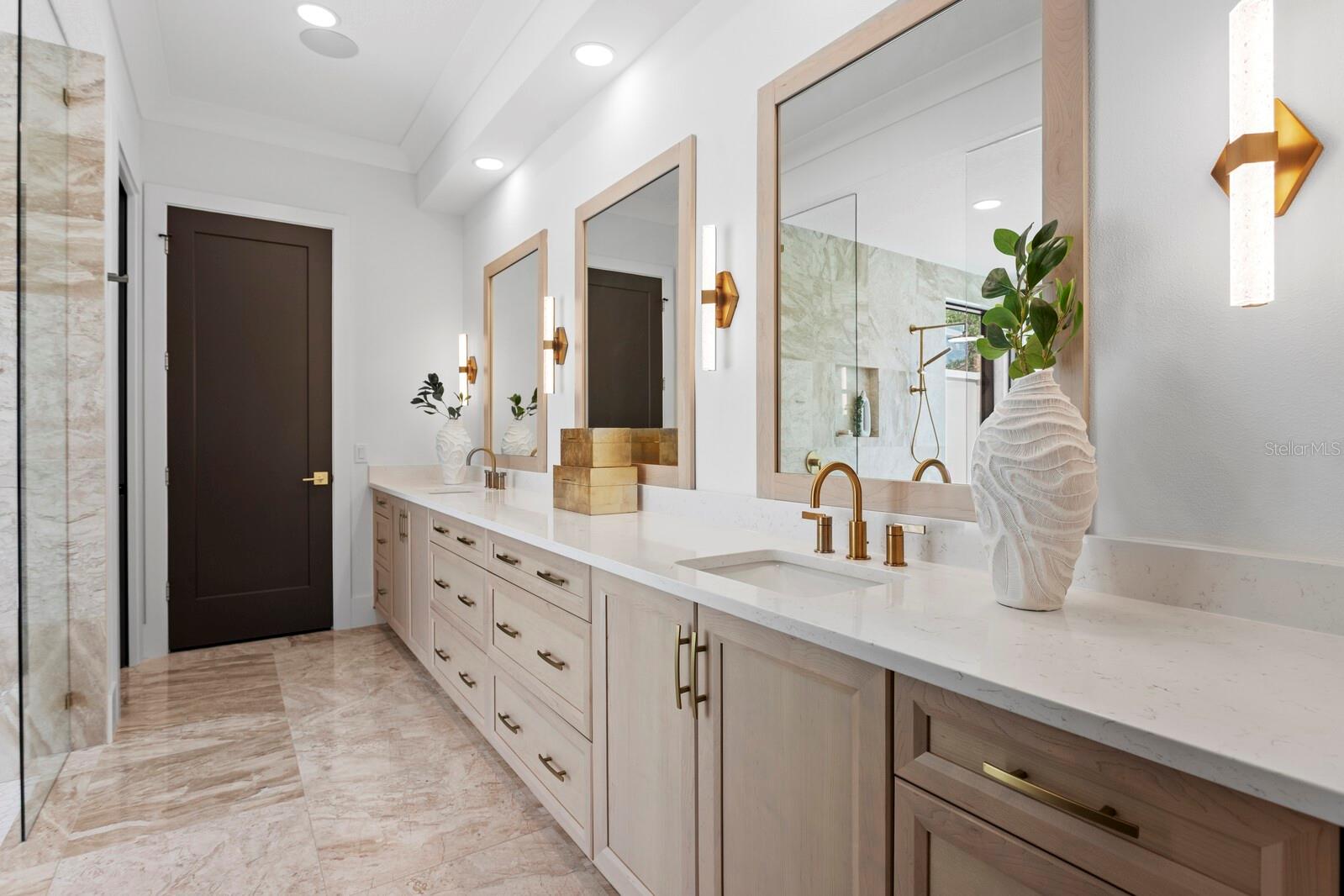 FOUNDERS CLUB - Residential