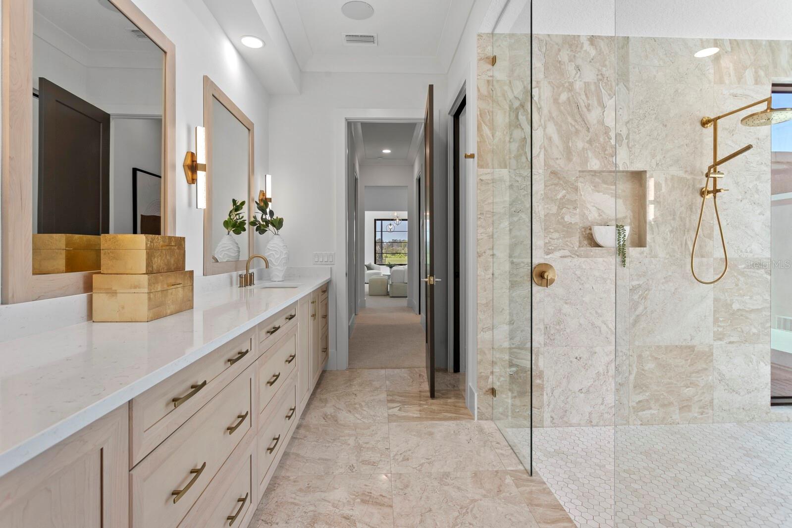 FOUNDERS CLUB - Residential