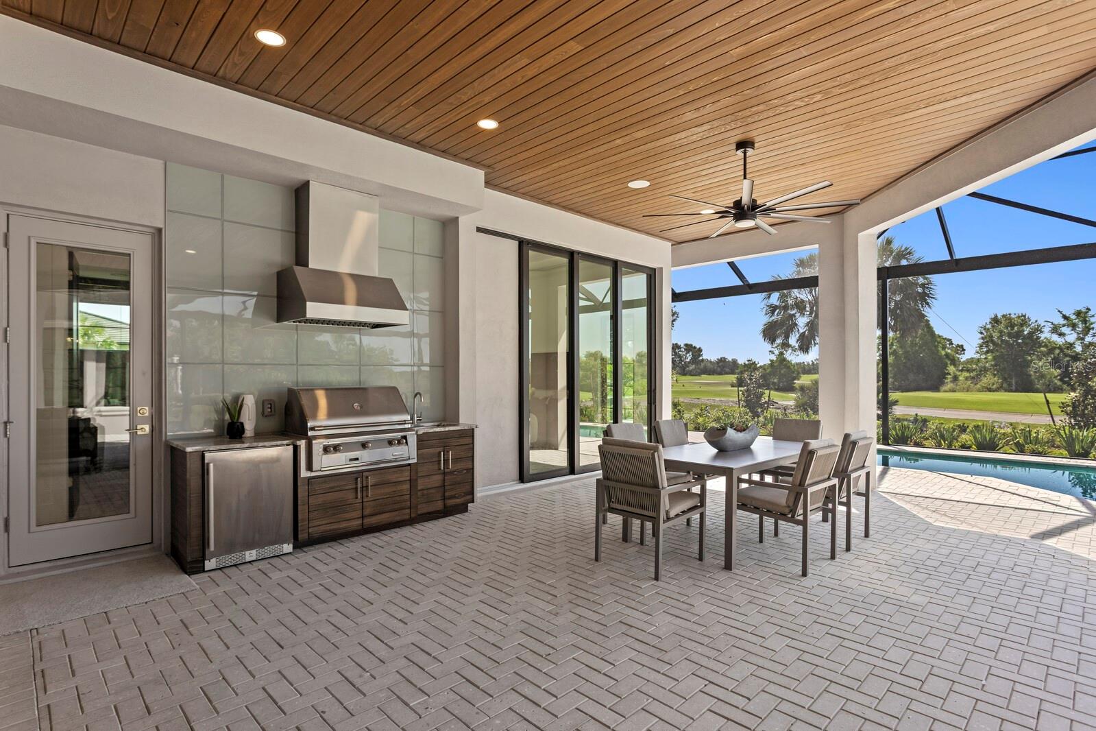 FOUNDERS CLUB - Residential