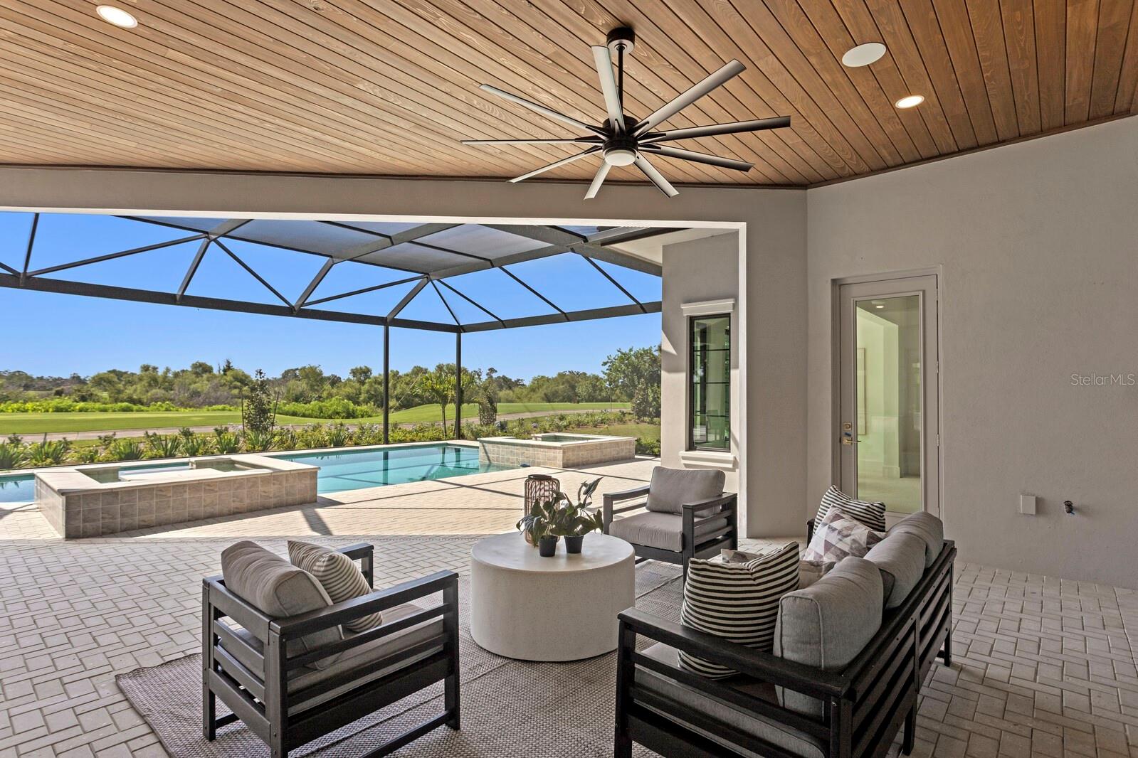 FOUNDERS CLUB - Residential