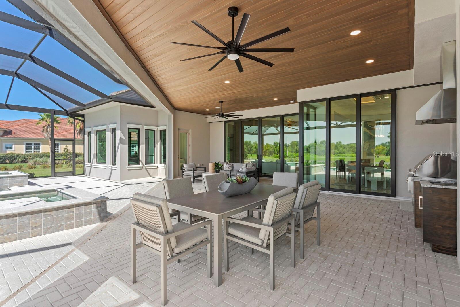 FOUNDERS CLUB - Residential